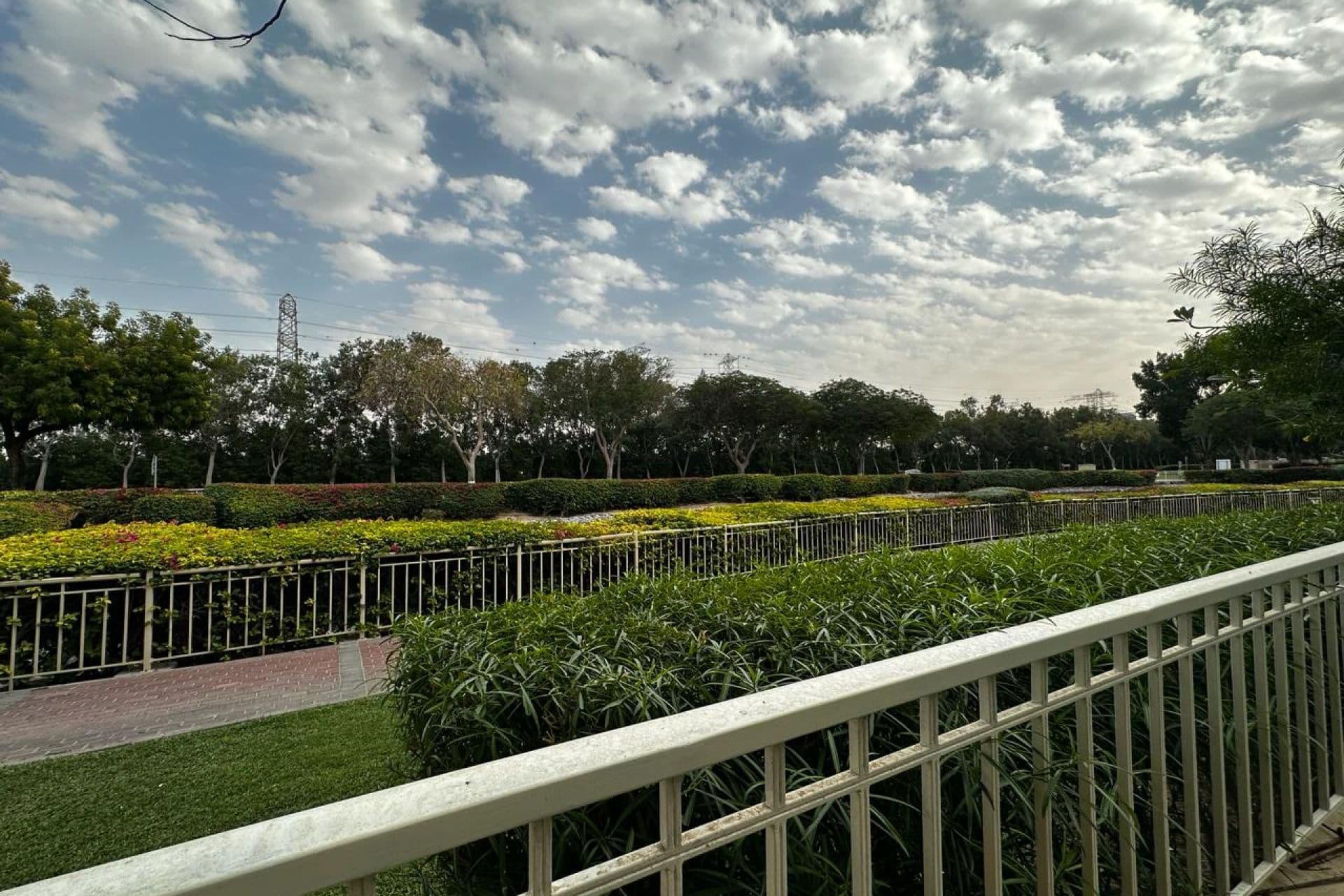 INVESTOR DEAL/FULL LAKE VIEW/FRONT PARK AND POOL/