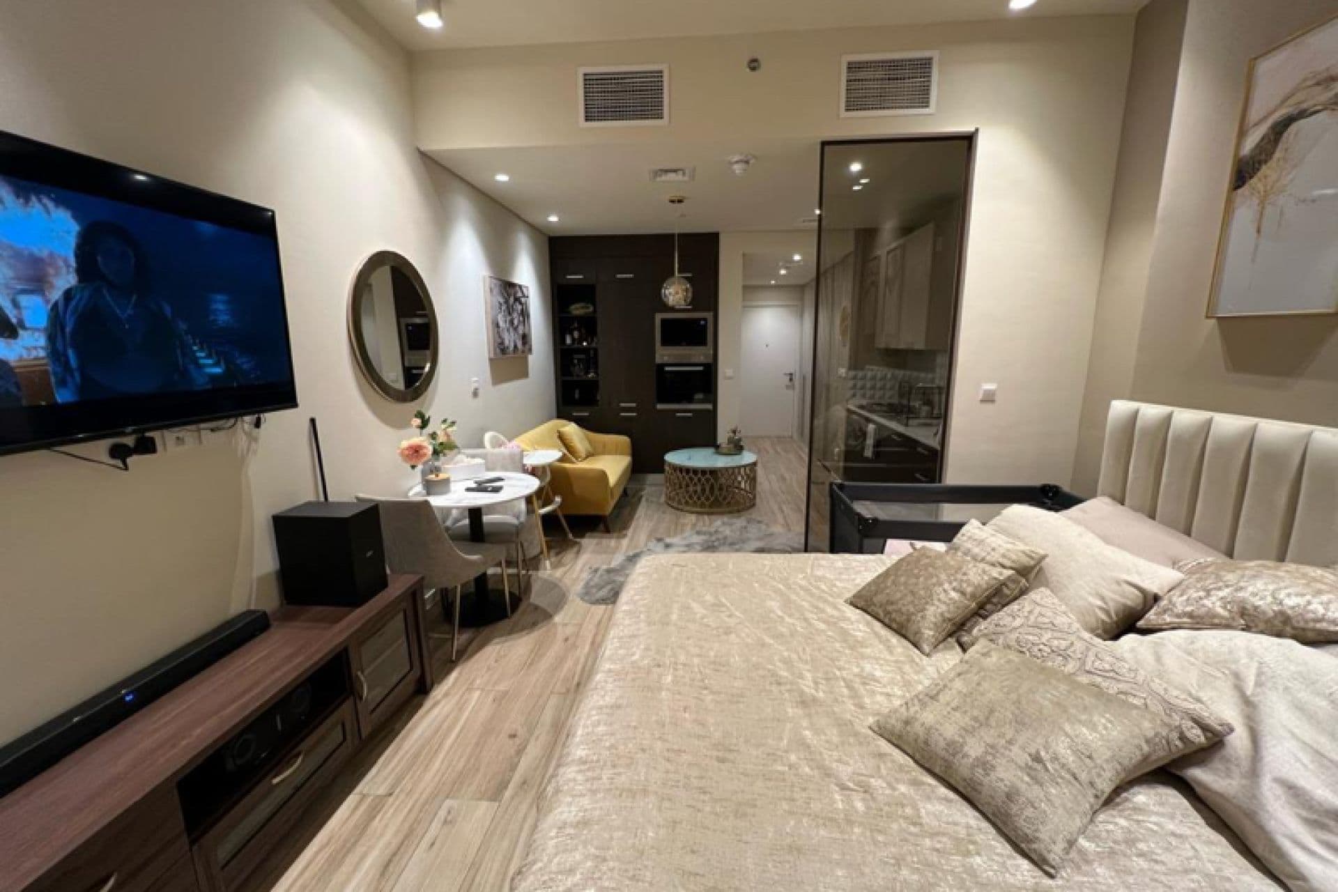 FURNISHED STUDIO/PRIME LOCATION/VACANT IN SEPT