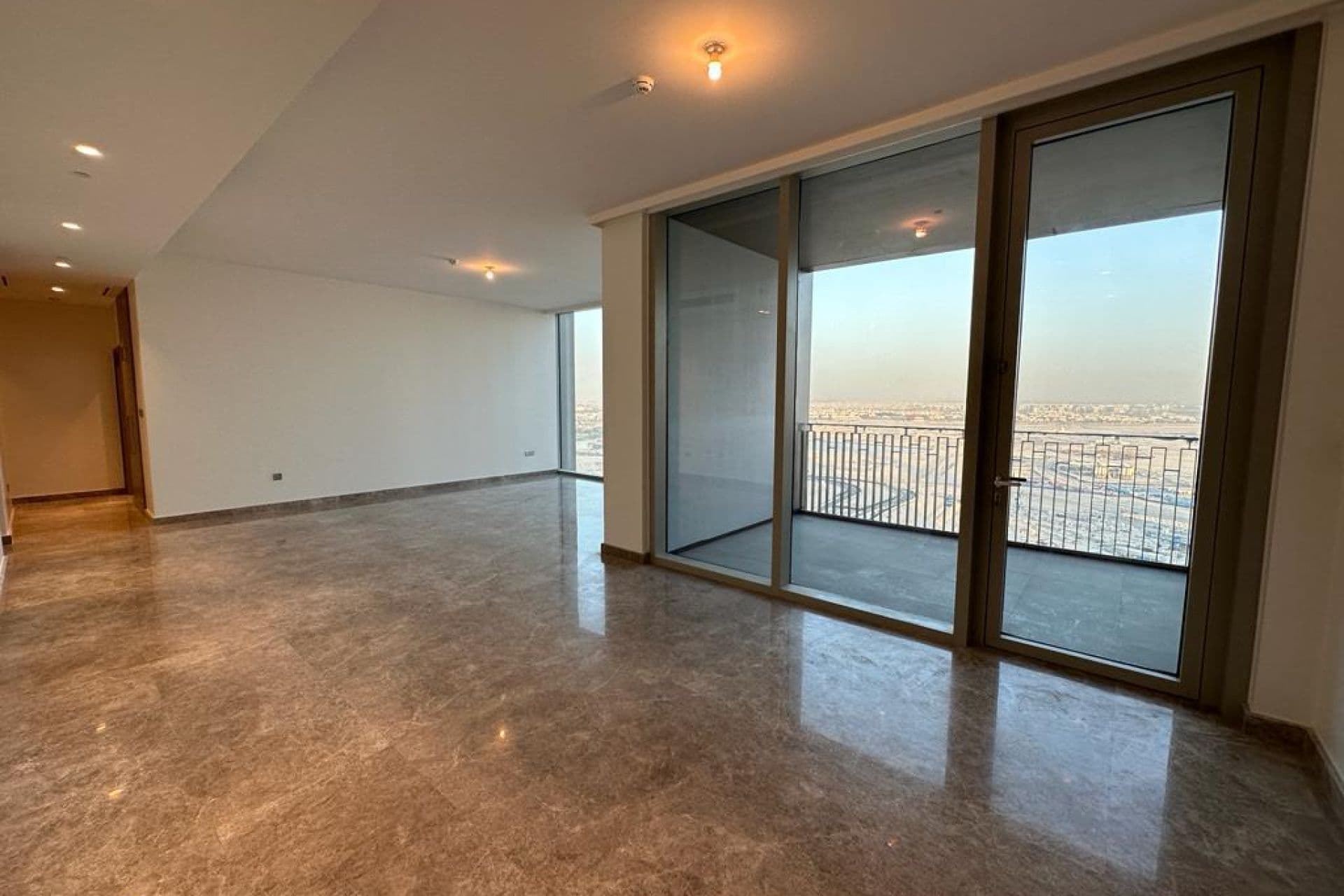 CREEK GATE TOWER2/4 BEDROOM/LAGOON VIEW/HIGH FLOOR